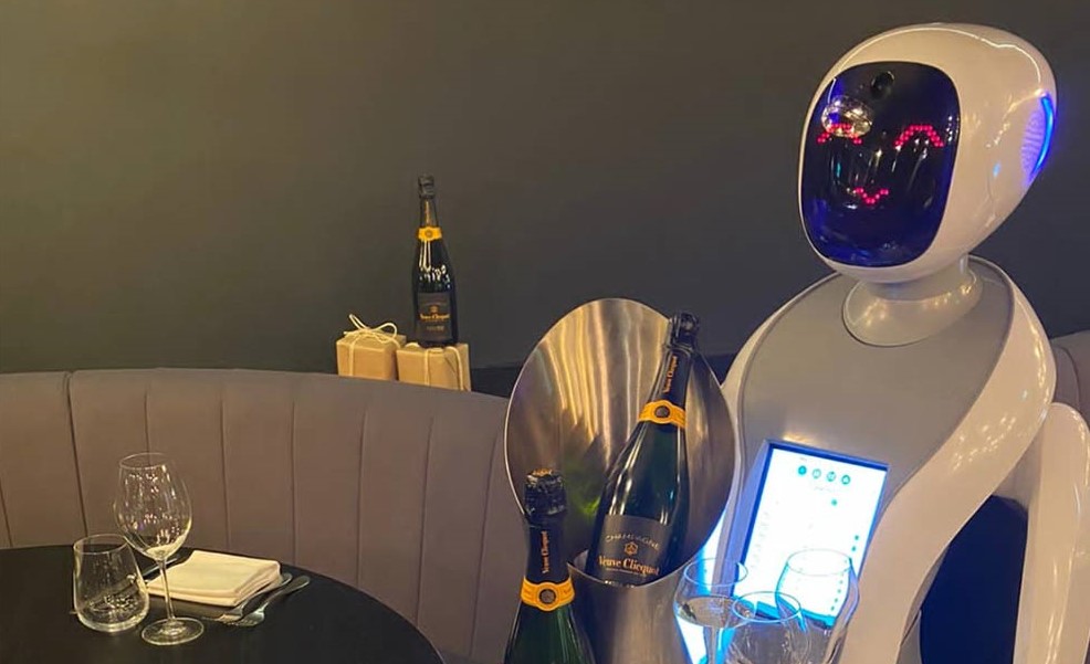 M Restaurants нанимают роботов-официантов на Рождество
