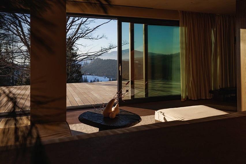 SPA-курорт YUGEN із будиночками у Карпатах з видом на Говерлу