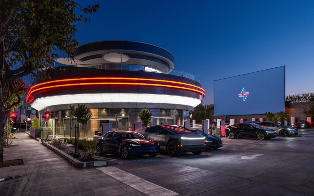 Від гучних обіцянок до скороченого меню: перші тижні роботи Tesla Diner