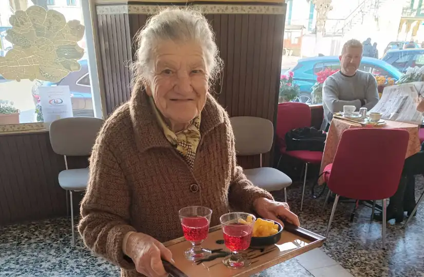 «Я хочу залишатися серед людей» - історія найстарішої баристи світу