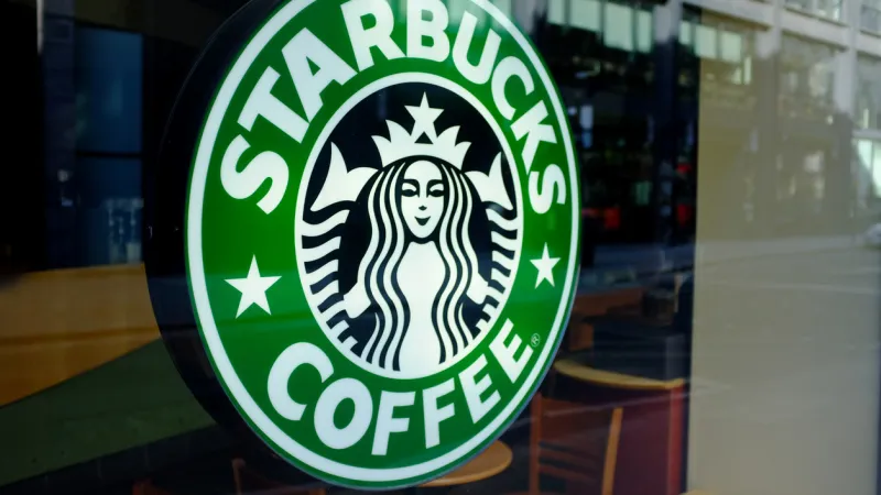 Starbucks закриває сотні кав’ярень у США та переглядає стратегію розвитку