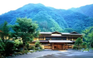 Найдавніший у світі готель продовжує роботу в горах Яманасі